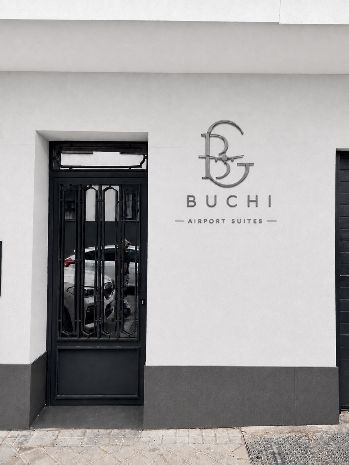 Fachada del edificio BUCHI Airport Suites con su logotipo