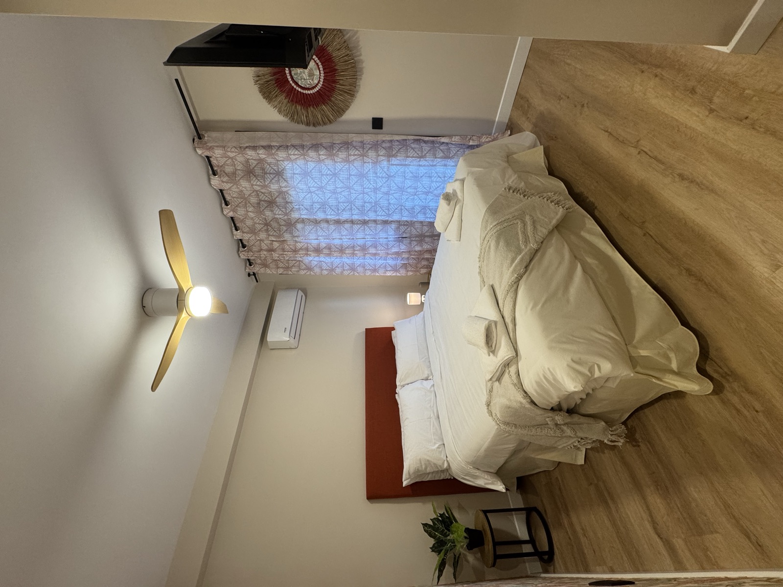 Suite con cama de matrimonio, Smart TV y ventilador de techo